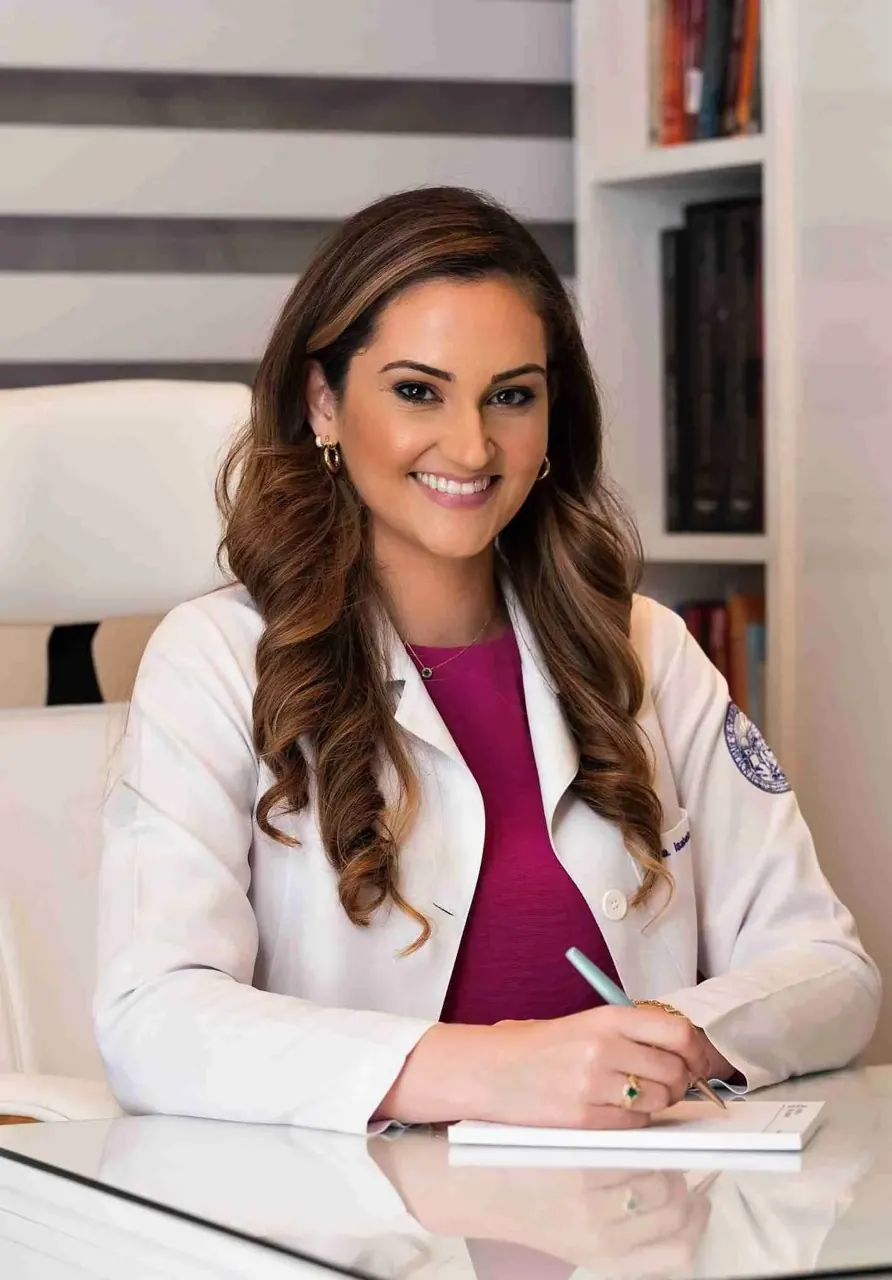 Dra. Isabela Bertoglio, médica – Nutrologia e Emagrecimento, em seu consultório