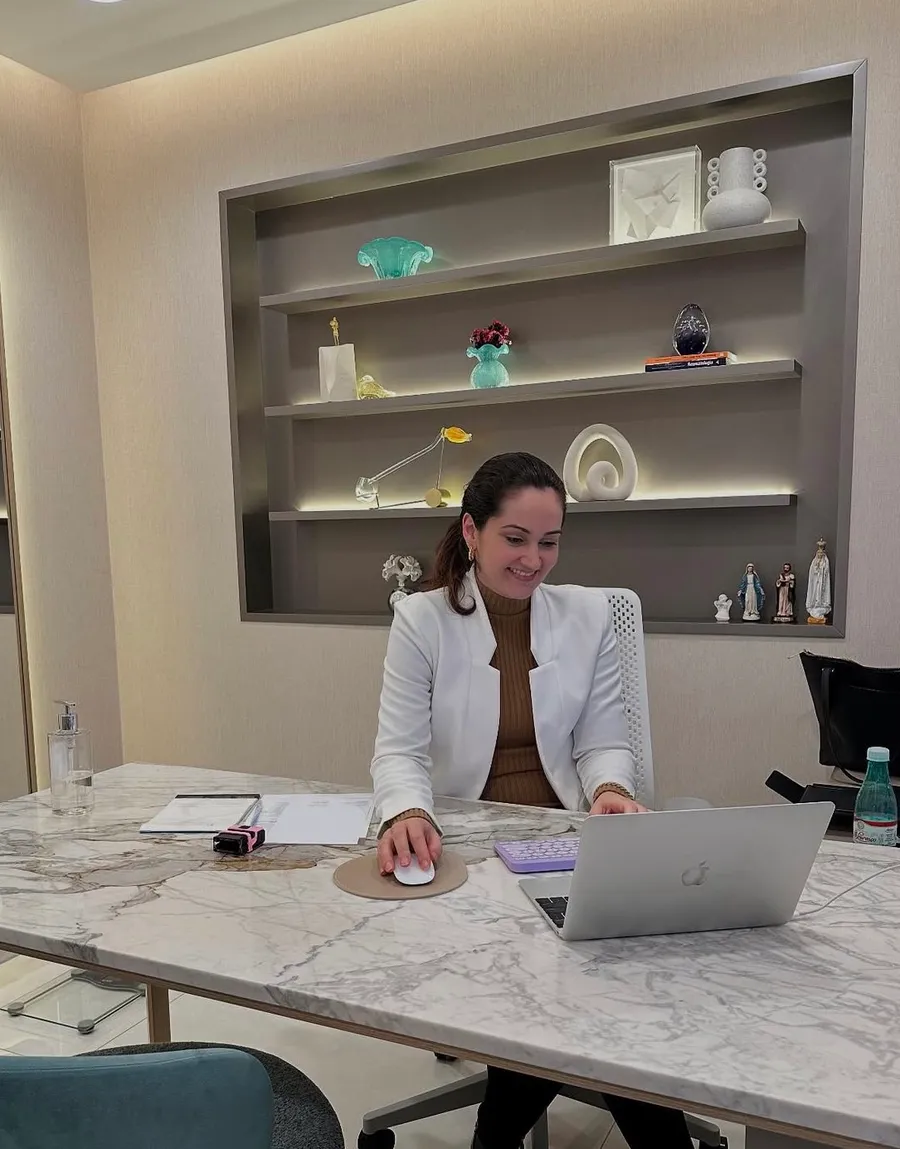Dra. Isabela Bertoglio em seu consultório na Clínica Belvitá